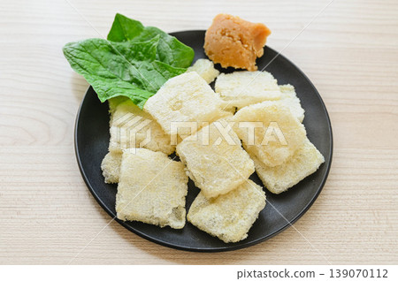 酥脆的松山炸豆腐,盛於盤中 酥脆的松山炸豆腐,盛於盤中 139070112