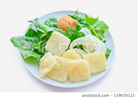 酥脆的松山炸豆腐,盛於盤中 酥脆的松山炸豆腐,盛於盤中 139070113