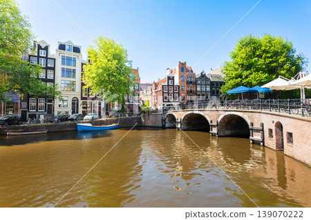 Arched bridge at Keizersgracht in Amsterdam, Netherlands Arched bridge at Keizersgracht in Amsterdam, Netherlands 139070222