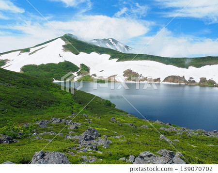 夏季從白馬禦池眺望白雪皚皚的古城山。 139070702