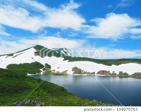 夏季從白馬禦池眺望白雪皚皚的古城山。 夏季從白馬禦池眺望白雪皚皚的古城山。 139070703