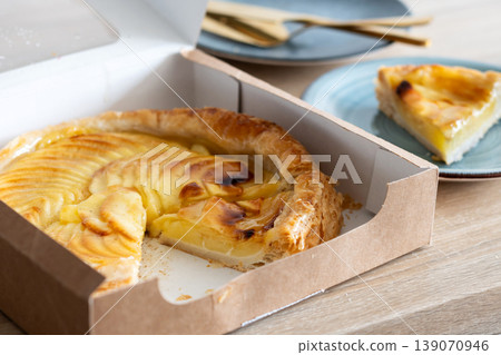 Apple pie slices served on ceramic plates Apple pie slices served on ceramic plates 139070946
