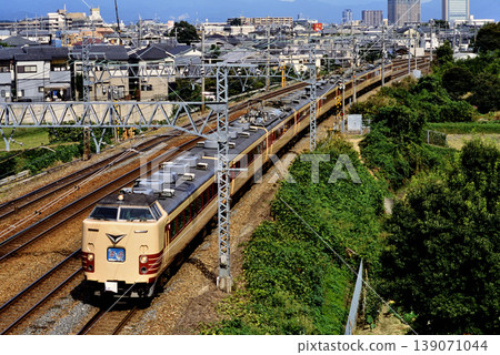 2007年：東海道線上運行的9節編組485系L型特快列車「雷鳥號」。 139071044