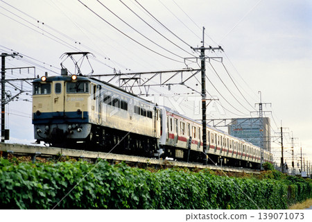 2007 年:E331 系列列車在東海道線上運輸,由 EF651001 牽引。 2007 年:E331 系列列車在東海道線上運輸,由 EF651001 牽引。 139071073