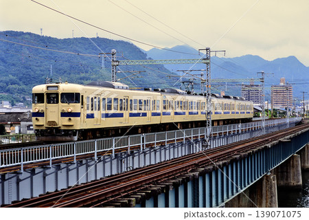 2007 年:一列 4 節車廂的 115 系列地方列車正在山陽本線上運行。 2007 年:一列 4 節車廂的 115 系列地方列車正在山陽本線上運行。 139071075
