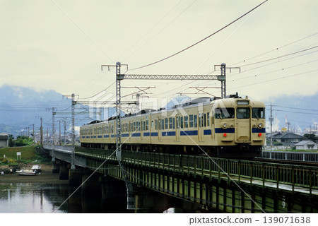 2007 年:一列 4 節車廂的 115 系列地方列車正在山陽本線上運行。 2007 年:一列 4 節車廂的 115 系列地方列車正在山陽本線上運行。 139071638