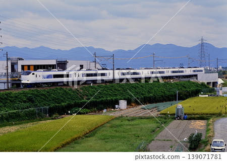2007: A 6-car 281 series Kansai Airport Limited Express Haruka train running on an embankment. 139071781