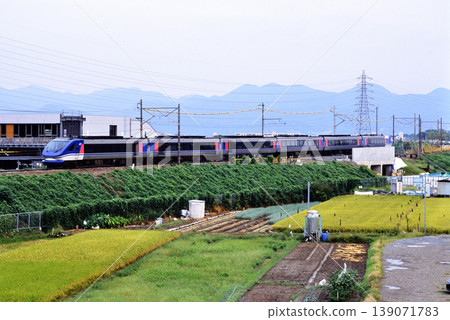2007 年：HOT7000 系列超級白鬥特快列車在轉乘運行期間行駛在路堤上。 139071783