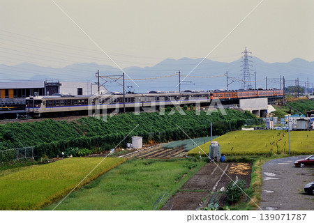 2007年:八列113號返程列車沿路堤行駛 2007年:八列113號返程列車沿路堤行駛 139071787