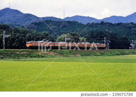 2007: A 4-car 113 series local train running on the Kusatsu Line. 2007: A 4-car 113 series local train running on the Kusatsu Line. 139071789