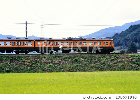 2007年：一列113系地方列車正在草津線上行駛。 139071986