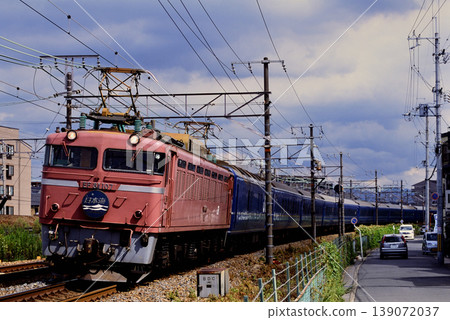 2007年:EF81107號機車以藍色列車日本海4號運行於東海道線。 2007年:EF81107號機車以藍色列車日本海4號運行於東海道線。 139072037
