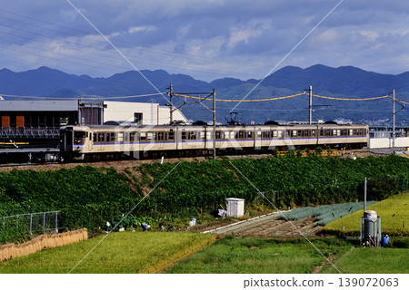 2007年:四列113系列退役列車沿路堤行駛 2007年:四列113系列退役列車沿路堤行駛 139072063