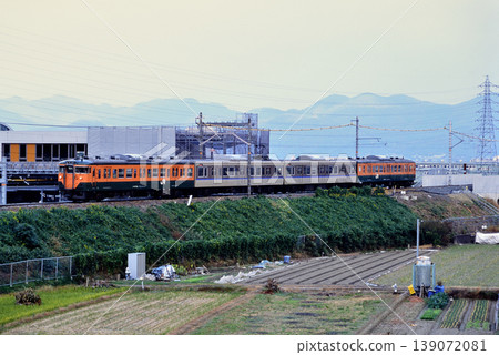 2007年:四列113系列退役列車沿路堤行駛 2007年:四列113系列退役列車沿路堤行駛 139072081