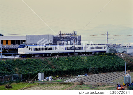 2007 年：一列由三節車廂組成的 281 系列列車在路堤上行駛。 139072084