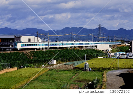 2007 年:381 年系列特快列車「黑潮號」在路堤上行駛,正在行駛中。 2007 年:381 年系列特快列車「黑潮號」在路堤上行駛,正在行駛中。 139072102