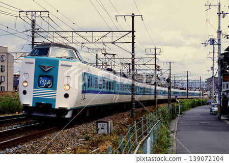 2007年：9節編組的381系L型特快列車「黑潮號」運行於東海道線。 139072104