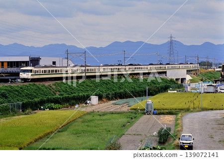 2007年:八節117系列列車車廂在路堤上行駛。 2007年:八節117系列列車車廂在路堤上行駛。 139072141