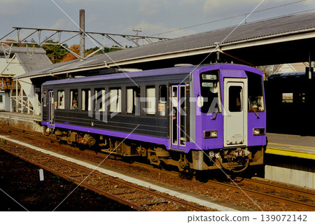 2007年：關西本線單節編組的KiHa 120系地方列車 139072142