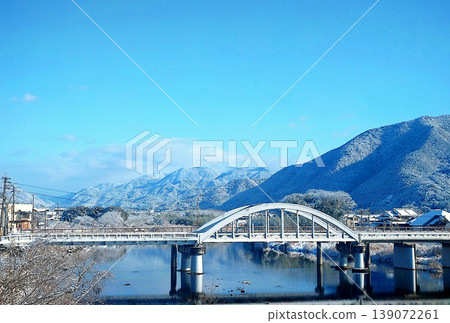 冬日河景,白雪皚皚的群山,一座拱橋橫亙其間,藍天映襯下,構成一幅寧靜的日本田園風光。 冬日河景,白雪皚皚的群山,一座拱橋橫亙其間,藍天映襯下,構成一幅寧靜的日本田園風光。 139072261