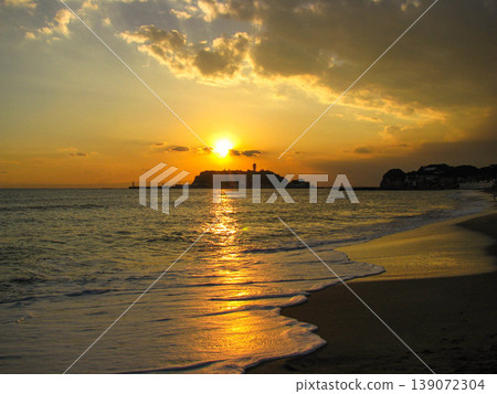 The sunset over the sea and Enoshima Island The sunset over the sea and Enoshima Island 139072304