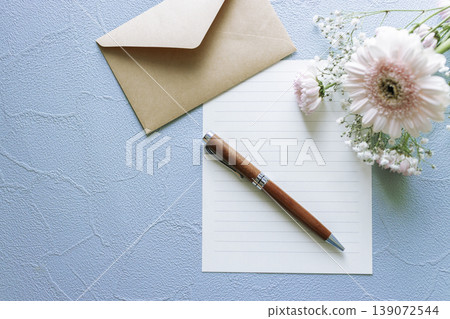 留言卡模板,以粉紅色花朵、信紙和鋼筆為特色。豎版構圖,淺藍色背景。 留言卡模板,以粉紅色花朵、信紙和鋼筆為特色。豎版構圖,淺藍色背景。 139072544