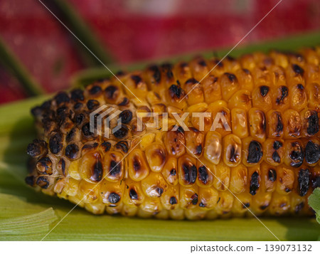 fresh and delicious roasted corn 139073132