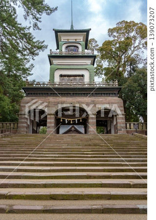一座歷史悠久的建築,在藍天的映襯下格外引人注目 一座歷史悠久的建築,在藍天的映襯下格外引人注目 139073207