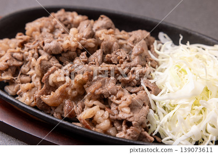 美味的澳洲牛肩肉邊角料與捲心菜絲一起烤製 139073611