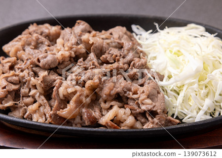 美味的澳洲牛肩肉邊角料與捲心菜絲一起烤製 139073612