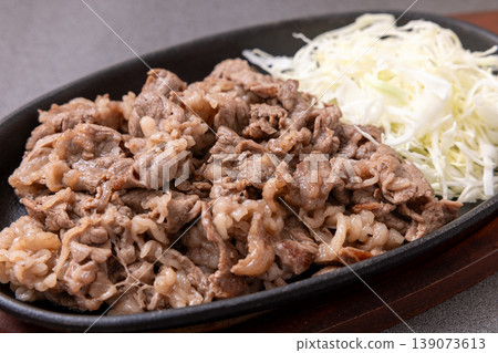 美味的澳洲牛肩肉邊角料與捲心菜絲一起烤製 139073613