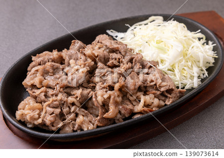 美味的澳洲牛肩肉邊角料與捲心菜絲一起烤製 139073614