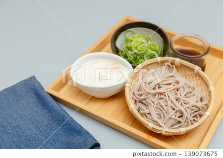 笊籬蕎麥麵,一種傳統的日本麵條料理,配以磨碎的山藥。 笊籬蕎麥麵,一種傳統的日本麵條料理,配以磨碎的山藥。 139073675