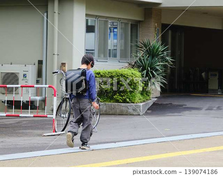 Elementary school students walking on a shoulder bag Elementary school students walking on a shoulder bag 139074186