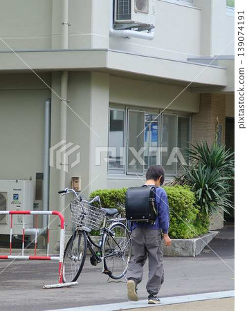 走在肩包的小學學生 139074191