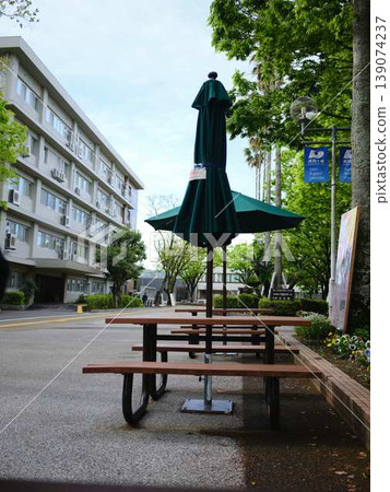大學長椅上的遮陽傘 大學長椅上的遮陽傘 139074237