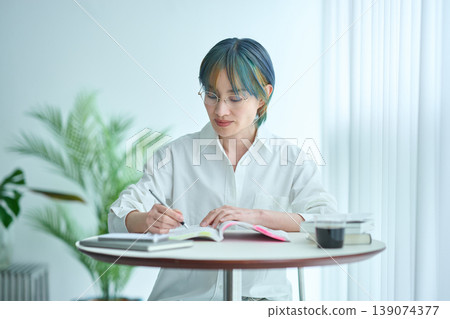 靠文字學習的女人 靠文字學習的女人 139074377