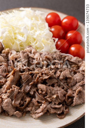 美味的澳洲牛肩肉邊角料與捲心菜絲一起烤製 美味的澳洲牛肩肉邊角料與捲心菜絲一起烤製 139074733