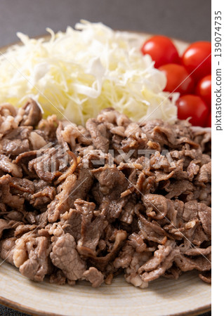 美味的澳洲牛肩肉邊角料與捲心菜絲一起烤製 139074735