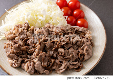 美味的澳洲牛肩肉邊角料與捲心菜絲一起烤製 美味的澳洲牛肩肉邊角料與捲心菜絲一起烤製 139074740