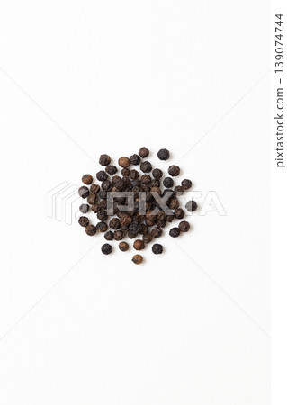 白色背景中的黑胡椒 139074744