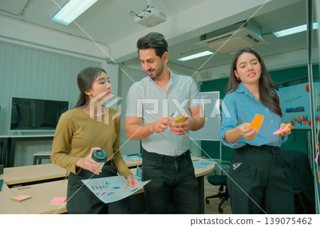 Business people and colleagues are working in the office. Business people and colleagues are working in the office. 139075462