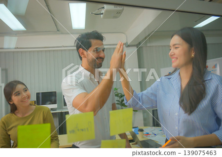 Business people and colleagues are working in the office. Business people and colleagues are working in the office. 139075463