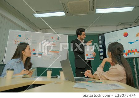 Business people and colleagues are working in the office. Business people and colleagues are working in the office. 139075474