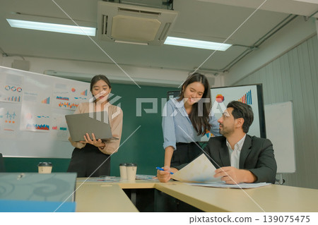 Business people and colleagues are working in the office. Business people and colleagues are working in the office. 139075475