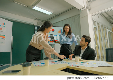 Business people and colleagues are working in the office. Business people and colleagues are working in the office. 139075480