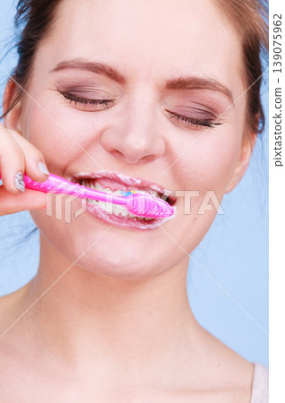 Woman brushing cleaning teeth 139075962
