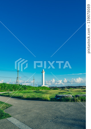 沖繩縣殘波岬燈塔景色壯麗，夏日天空湛藍，礁石嶙峋。 139078089