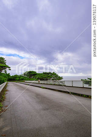 石垣島寧靜的全景,讓人感受到大海和天空的遼闊。 石垣島寧靜的全景,讓人感受到大海和天空的遼闊。 139078117