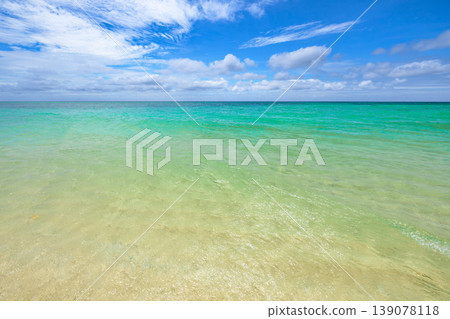 石垣島的夏日景色令人心曠神怡,碧綠的海水波光粼粼。 石垣島的夏日景色令人心曠神怡,碧綠的海水波光粼粼。 139078118